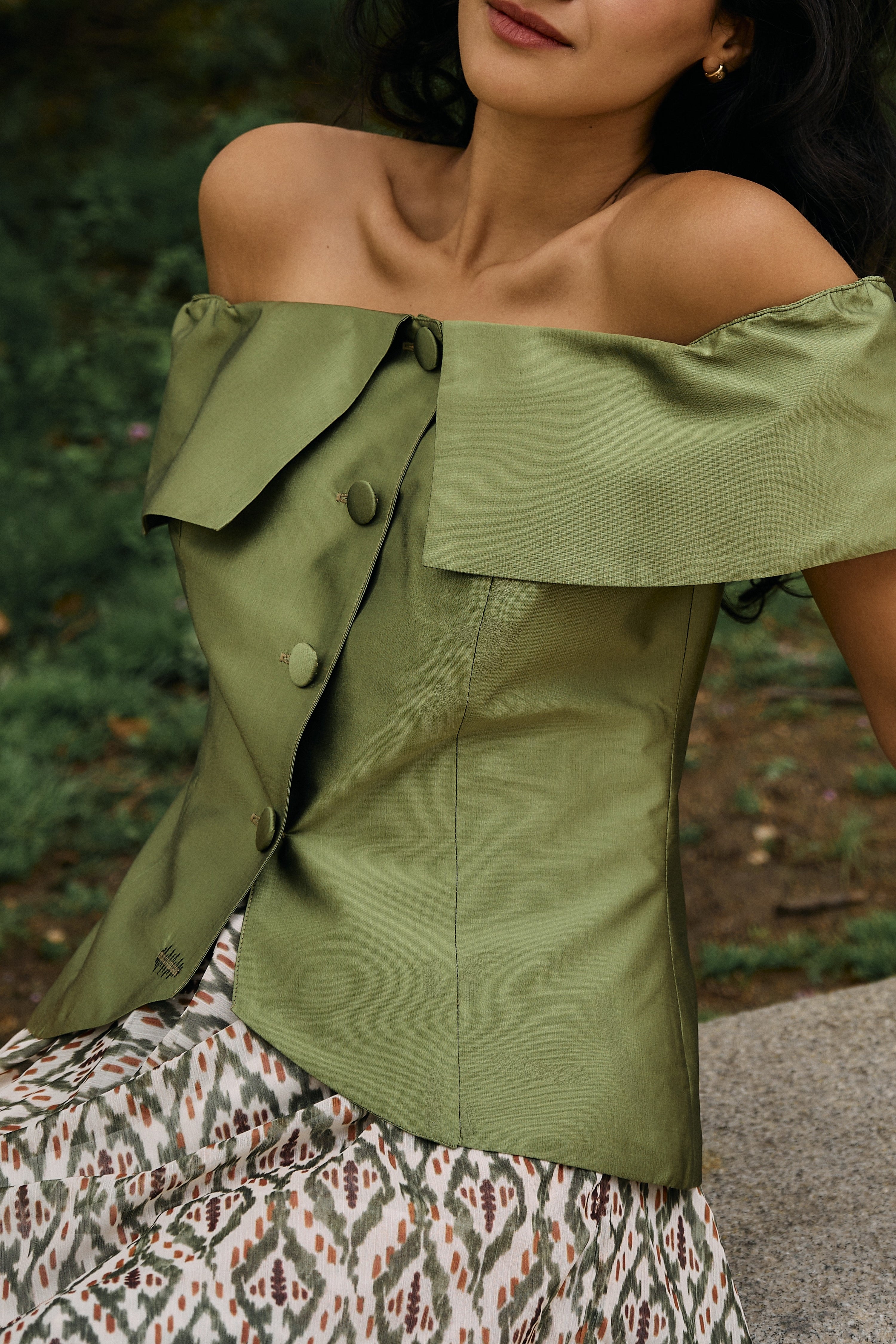 Top verde invitada escote Bardot | García de la Serrana