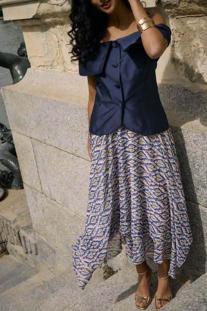 Top azul invitada escote Bardot elegante | García de la Serrana