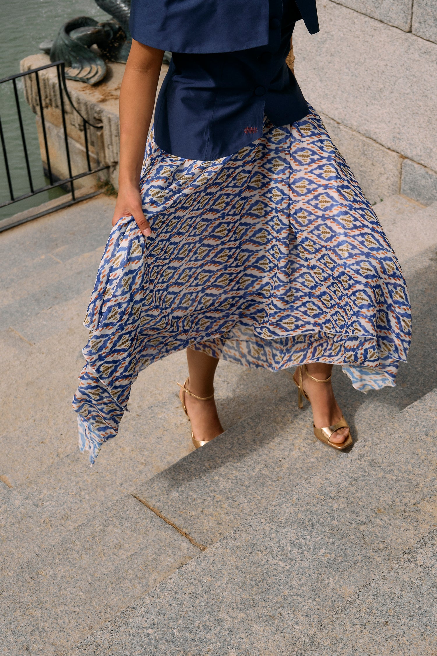 Falda midi estampada azul invitada mujer elegante | Falda Camelia